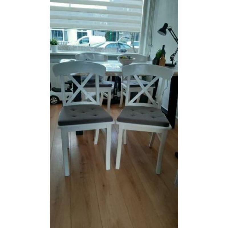 witte, houten eetkamerstoelen, evt incl kussentjes