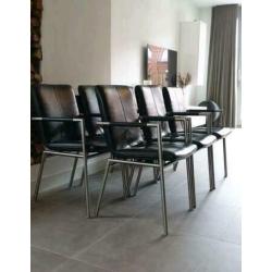 Zes zwart lederen Henders en Hazel Dafur design stoelen