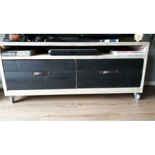 leuke t.v. kast in industriële stijl.