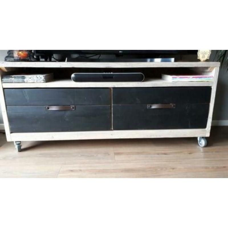 leuke t.v. kast in industriële stijl.