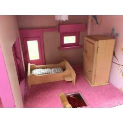 Groot poppenhuis met meubels, verlichting en poppen