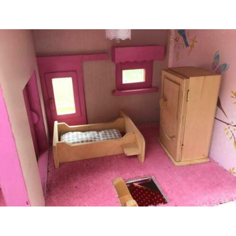 Groot poppenhuis met meubels, verlichting en poppen