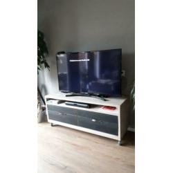 leuke t.v. kast in industriële stijl.