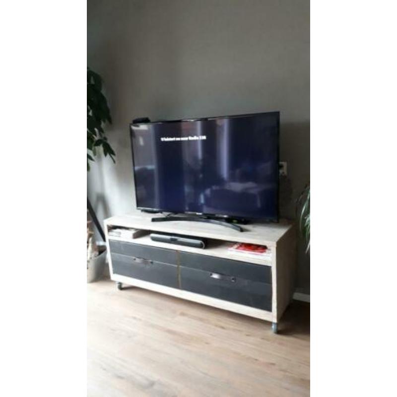 leuke t.v. kast in industriële stijl.