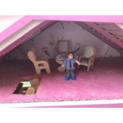 Groot poppenhuis met meubels, verlichting en poppen