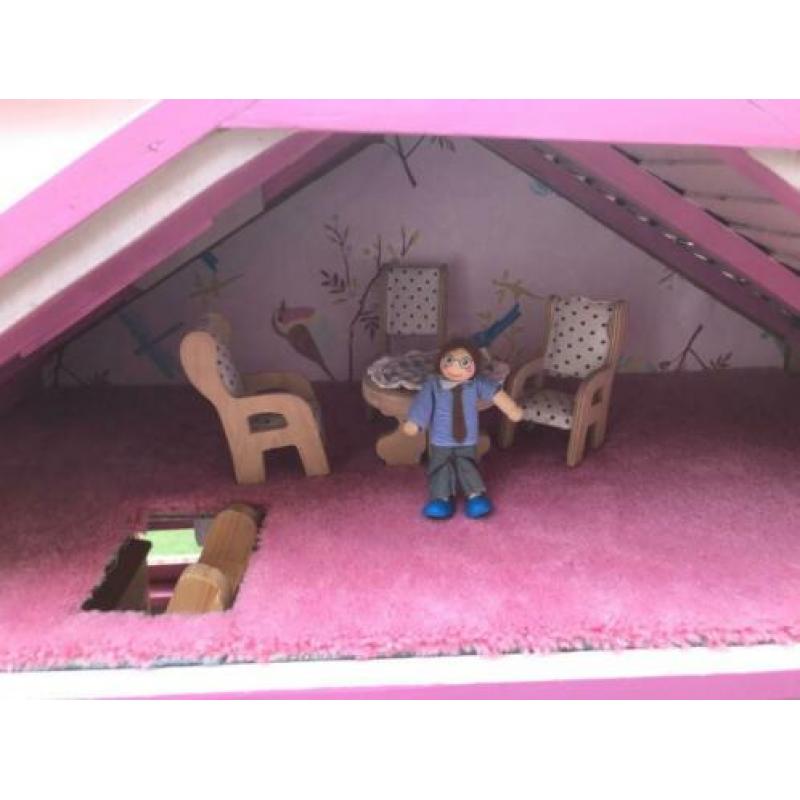 Groot poppenhuis met meubels, verlichting en poppen
