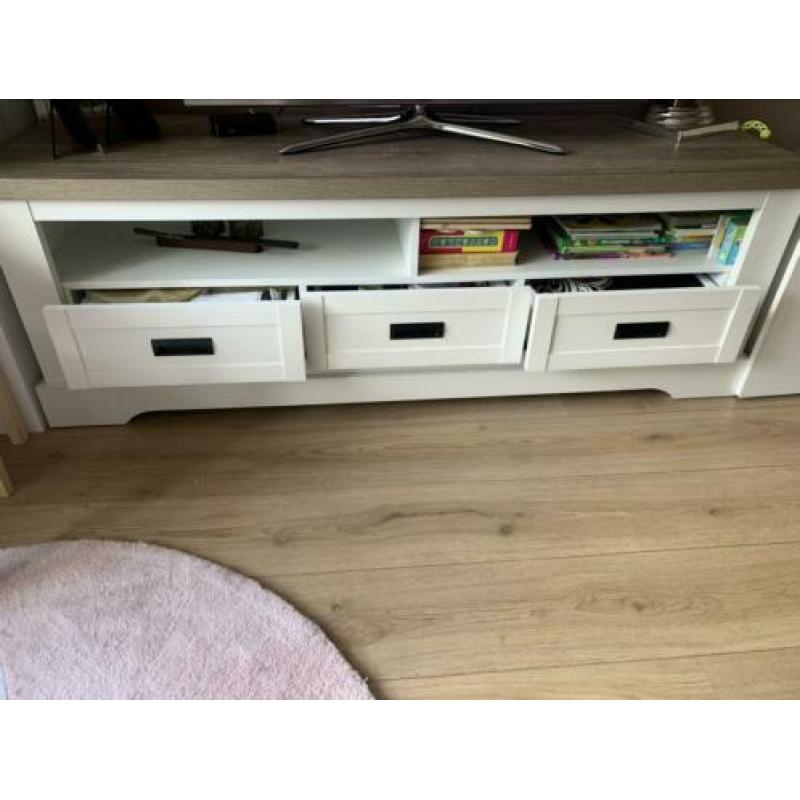 Zeer nette houten tv meubel met 3 laadjes