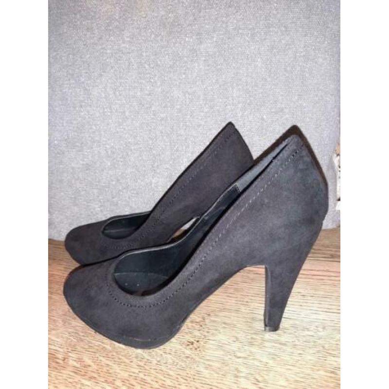 Zwart suede pump maat 39 z.g.a.n.