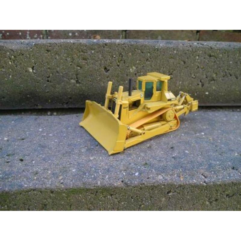 NZG Caterpillar D8N bulldozer met ripper.