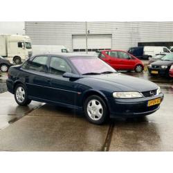 Opel Vectra 1.8-16V Business Ed./Clima/CruiseC/Nieuwe APK