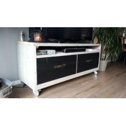 leuke t.v. kast in industriële stijl.