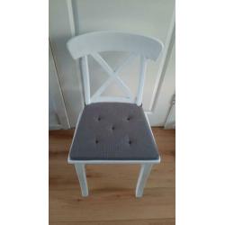 witte, houten eetkamerstoelen, evt incl kussentjes
