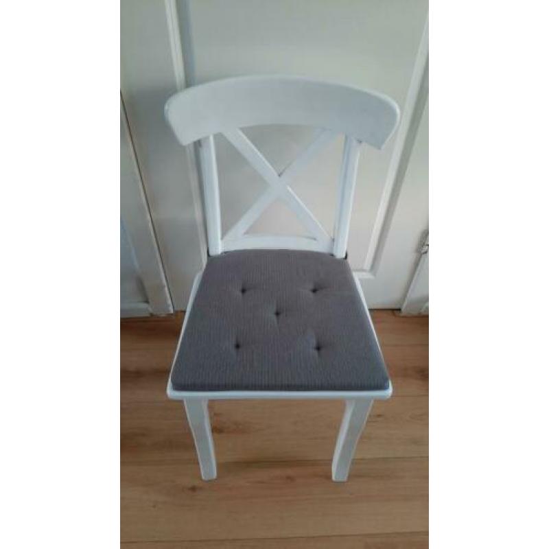witte, houten eetkamerstoelen, evt incl kussentjes