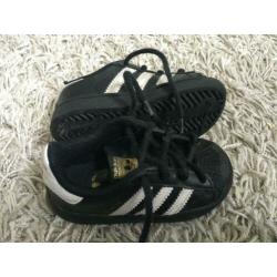 Kinderschoenen adidas maat 22
