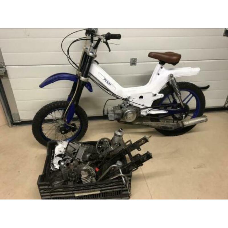 Gestrand Puch Maxi Cross project met krat onderdelen