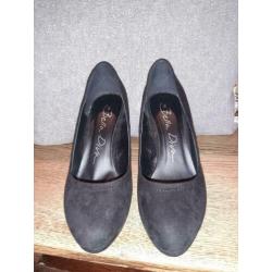 Zwart suede pump maat 39 z.g.a.n.