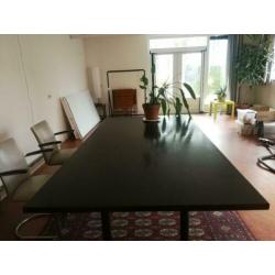 Mooie grote zwarte (vergader/werk/eet)tafel