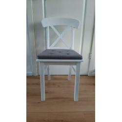 witte, houten eetkamerstoelen, evt incl kussentjes