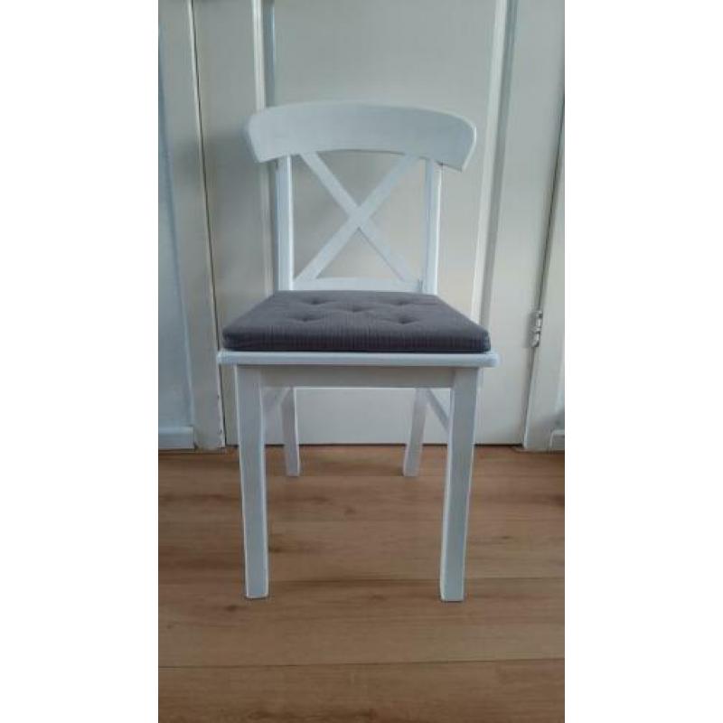 witte, houten eetkamerstoelen, evt incl kussentjes