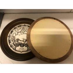 Twee wandborden (Bruin/wit, diam 20 cm) Sterrenbeelden