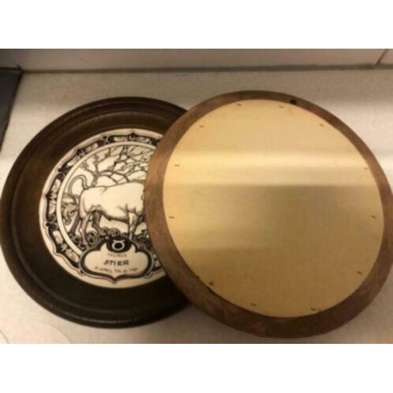 Twee wandborden (Bruin/wit, diam 20 cm) Sterrenbeelden