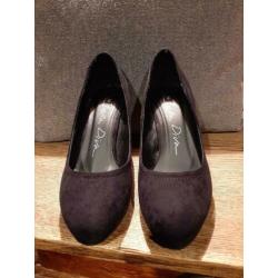 Zwart suede pump maat 39 z.g.a.n.