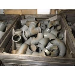 312. Partij nieuwe verkleurde PVC hulpstukken