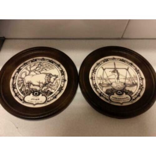Twee wandborden (Bruin/wit, diam 20 cm) Sterrenbeelden