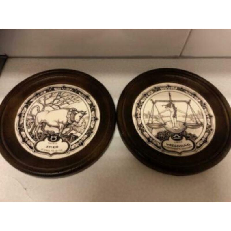 Twee wandborden (Bruin/wit, diam 20 cm) Sterrenbeelden