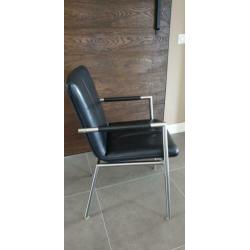 Zes zwart lederen Henders en Hazel Dafur design stoelen