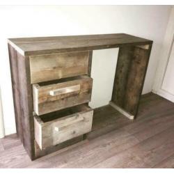 Bureau met letterbak