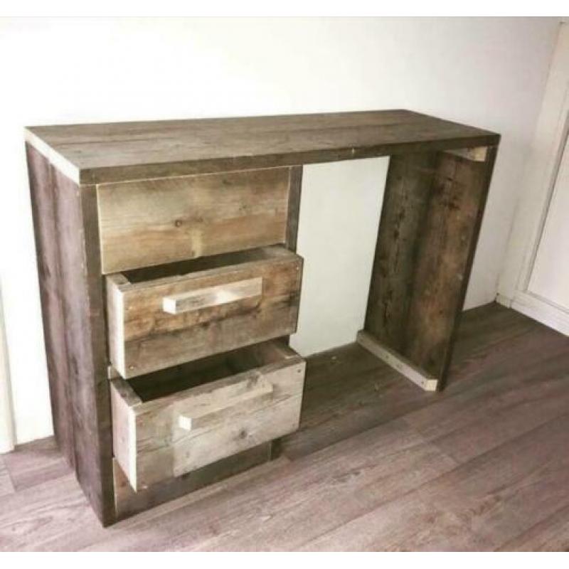 Bureau met letterbak