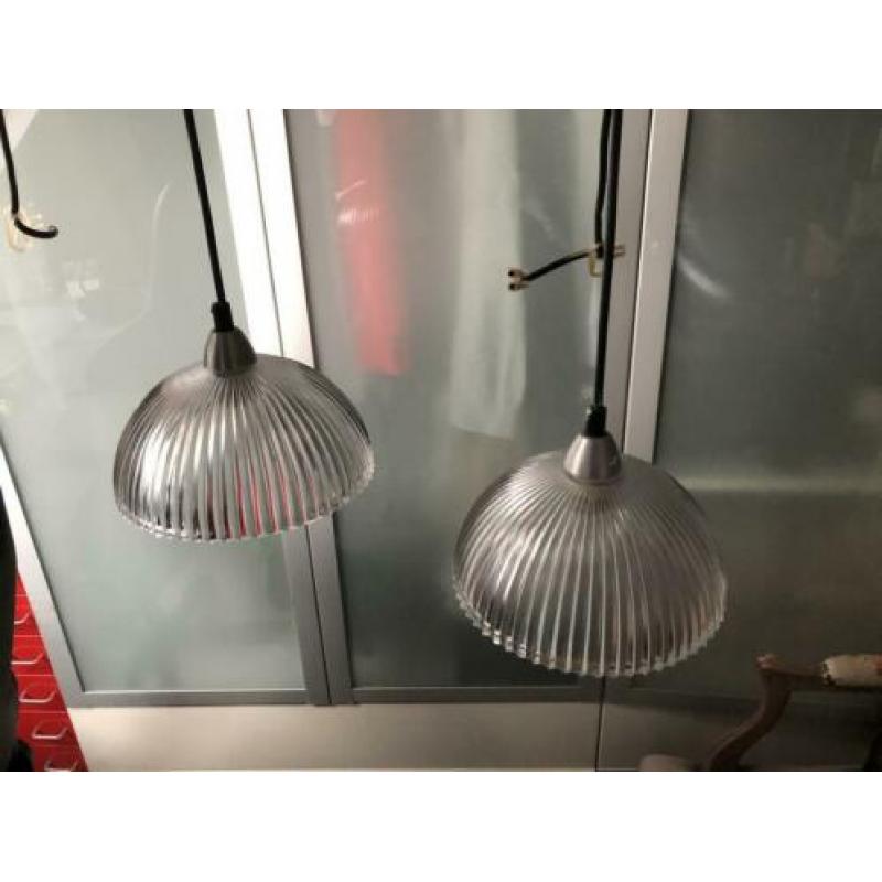 2 glazen geschulpte hanglampjes