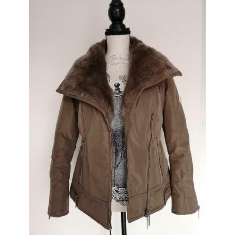 Zgan Glamorous lichtbruine winterjas met vaste bontkraag XS