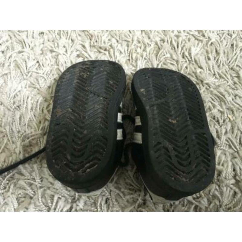 Kinderschoenen adidas maat 22