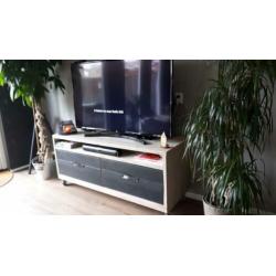 leuke t.v. kast in industriële stijl.