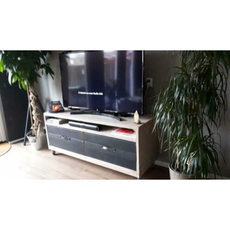 leuke t.v. kast in industriële stijl.