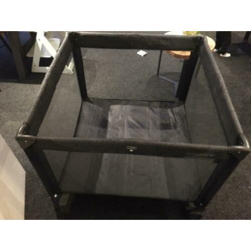 Campingbedje/reisbox/bed
