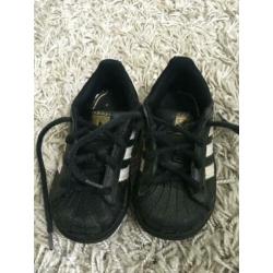 Kinderschoenen adidas maat 22
