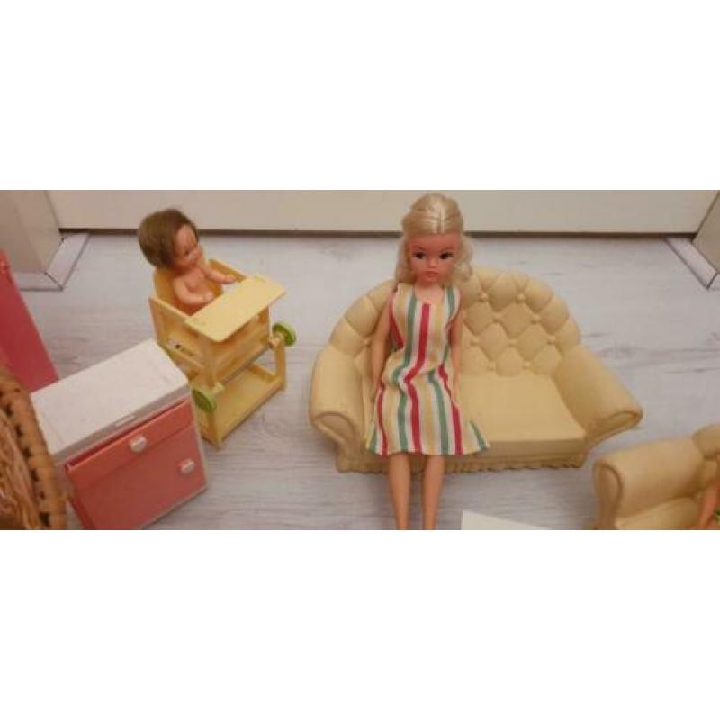 Vintage retro Barbie sindy fleur poppen met meubeltjes
