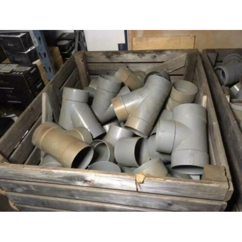 312. Partij nieuwe verkleurde PVC hulpstukken