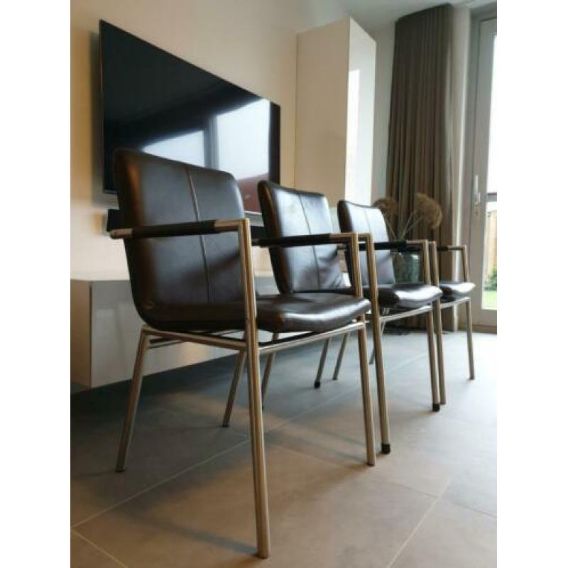 Zes zwart lederen Henders en Hazel Dafur design stoelen