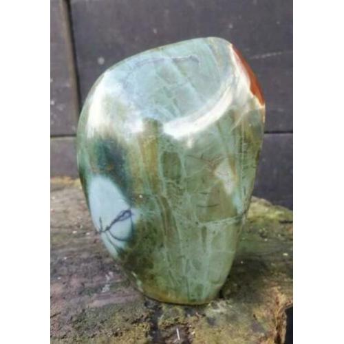 Prachtig sculptuur van polychroom jaspis 490 gram