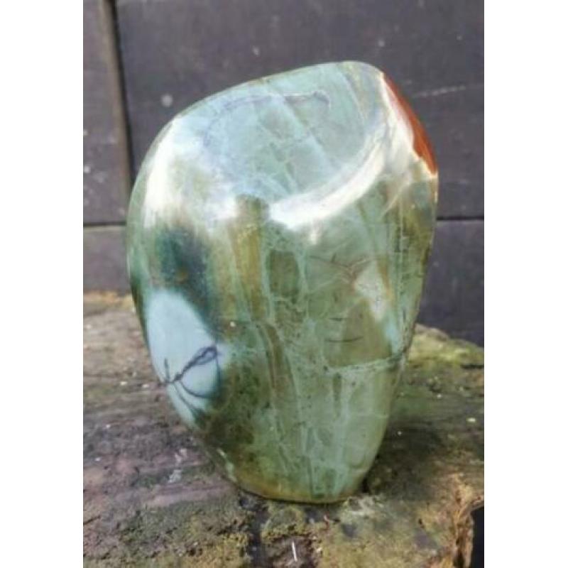 Prachtig sculptuur van polychroom jaspis 490 gram