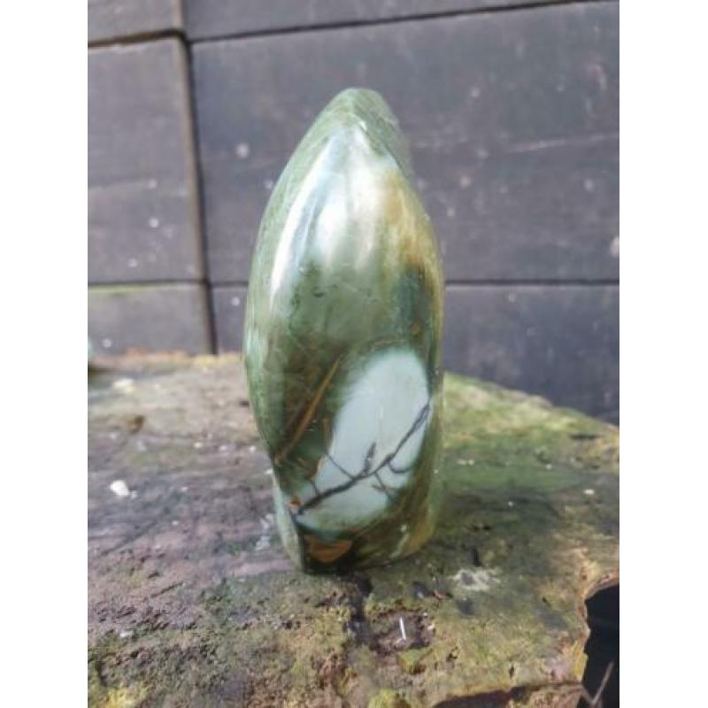 Prachtig sculptuur van polychroom jaspis 490 gram