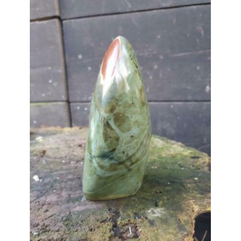 Prachtig sculptuur van polychroom jaspis 490 gram
