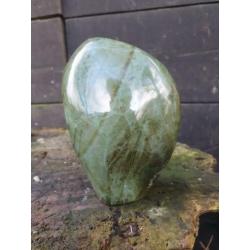 Prachtig sculptuur van polychroom jaspis 490 gram