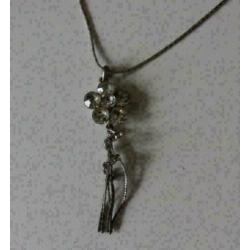 zilverkleurige ketting met strass bloem hanger