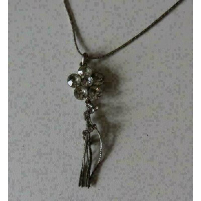 zilverkleurige ketting met strass bloem hanger