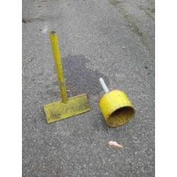 Asbak van gietijzer. Open. 2-delig. Voor buiten.